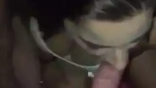 العاهرات الصغيرات يخدعن أحمقاً لممارسة جنس صريح
