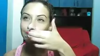 عاهرة سمراء في بيكيني أزرق تبرز ثدييها المزينين
