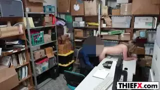 مراهقة نحيلة تبتلع كل قطرة من السائل المنوي