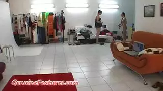 جنس جماعي صريح: سمراوان تُضربان معًا