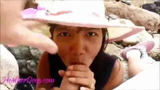 جنس جامح على شاطئ البحر مع جنس فموي مكثف