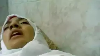تدخل زبان في كسها
