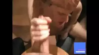 الفتاة يلعق القضيب بالشوكولاتة