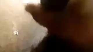 عاهرة شقراء ضيقة تُملأ بالسائل المنوي