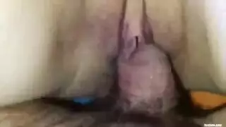تفتح رجولها ليدخله في زبها