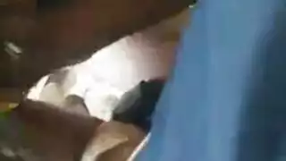 فاتنة سوداء جميلة وجارتها البيضاء يجلسان معًا في مجموعة من ثلاثة أشخاص ، حتى يقوموا جميعًا بوضع نائب الرئيس