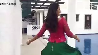 لطيف مثير سمراء فاتنة اللعب مع الحمار