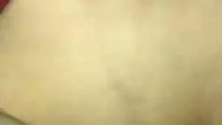 نجم إباحي يمص ويبلع حلقياً قضيباً كبيراً