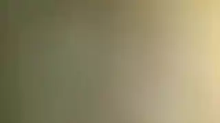 تلعب الجدة الطيبة مع دسارها الكبير ، بينما يراقبها رجل أسود مقرن تلعب الجدة الطيبة مع دسارها الكبير ، بينما يراقبها رجل أسود مقرن