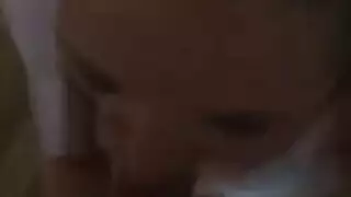 شقراء روسية تمتص بلطف عصا لحم صلبة ، بينما تركع أمام رجلها شقراء روسية تمتص بلطف عصا لحم صلبة ، بينما تركع أمام رجلها