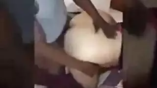 رجلان سوداوان يمارسان الجنس مع جبهة مورو جذابة للغاية في المطبخ ، بدلاً من صنع القهوة رجلان سوداوان يمارسان الجنس مع جبهة مورو جذابة للغاية في المطبخ ، بدلاً من صنع القهوة